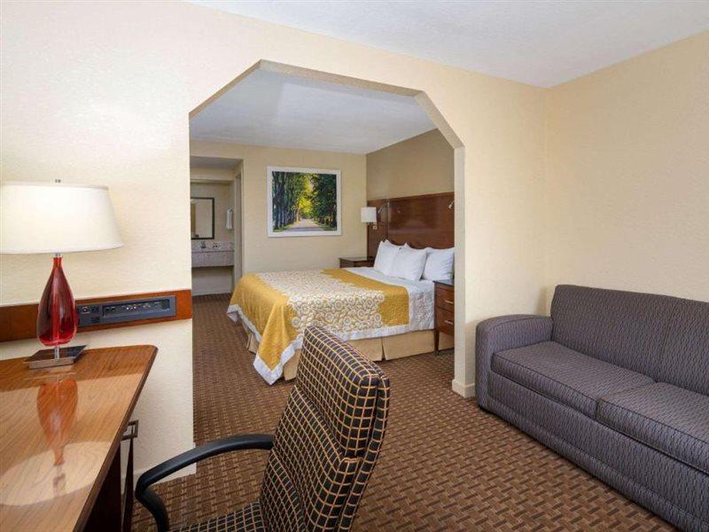 Days Inn By Wyndham Thomaston Экстерьер фото