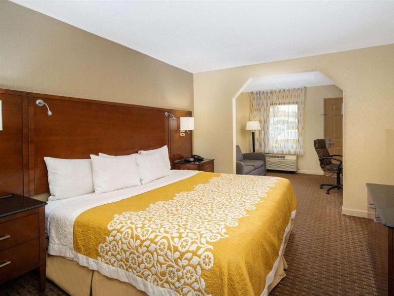 Days Inn By Wyndham Thomaston Экстерьер фото