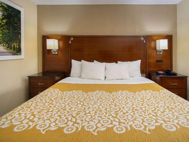 Days Inn By Wyndham Thomaston Экстерьер фото