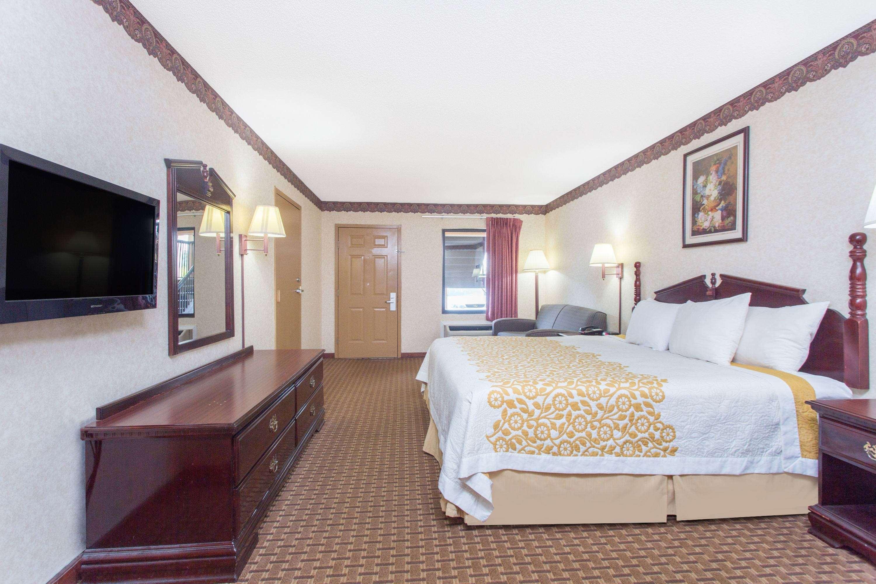 Days Inn By Wyndham Thomaston Экстерьер фото