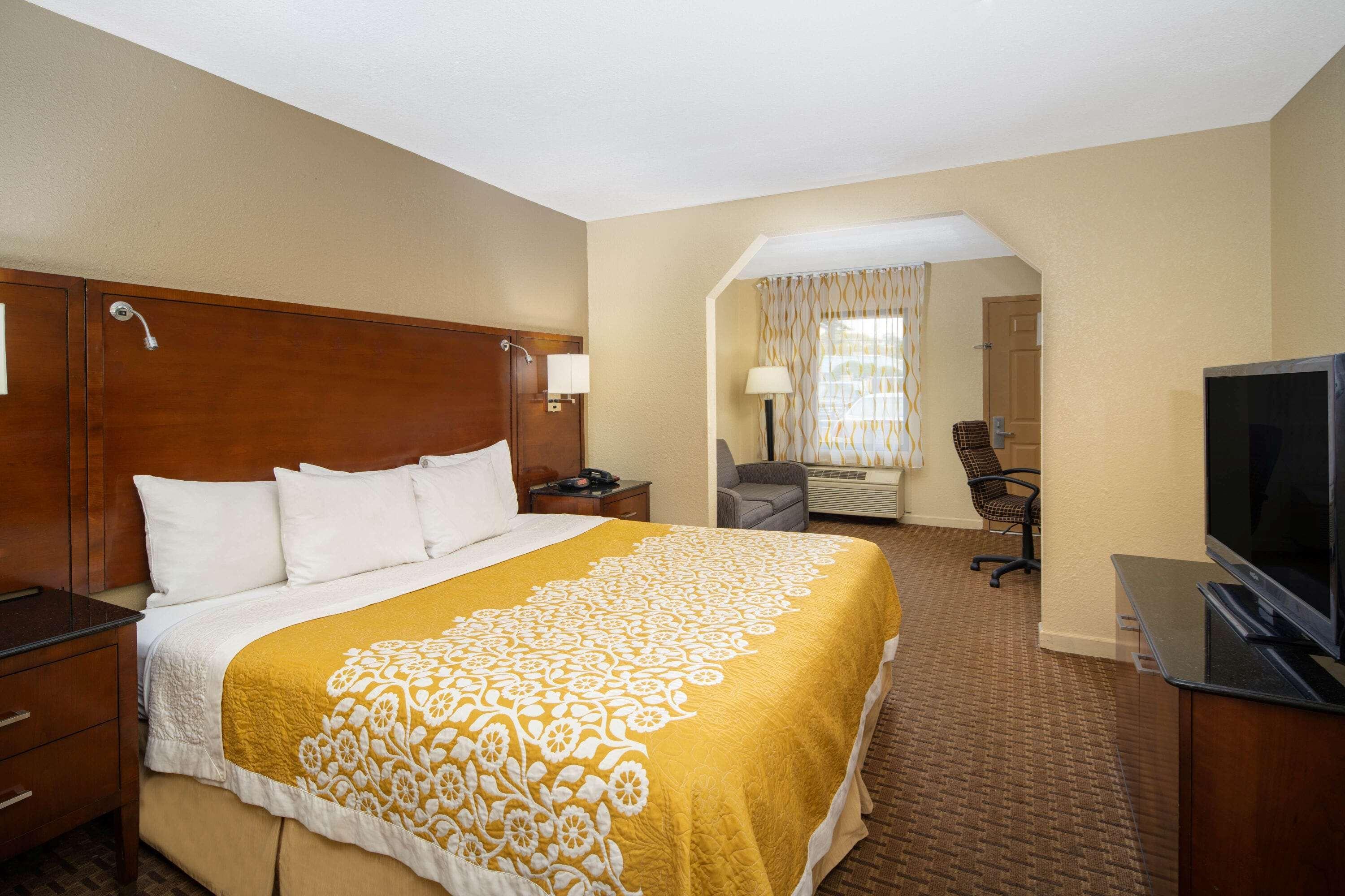 Days Inn By Wyndham Thomaston Экстерьер фото