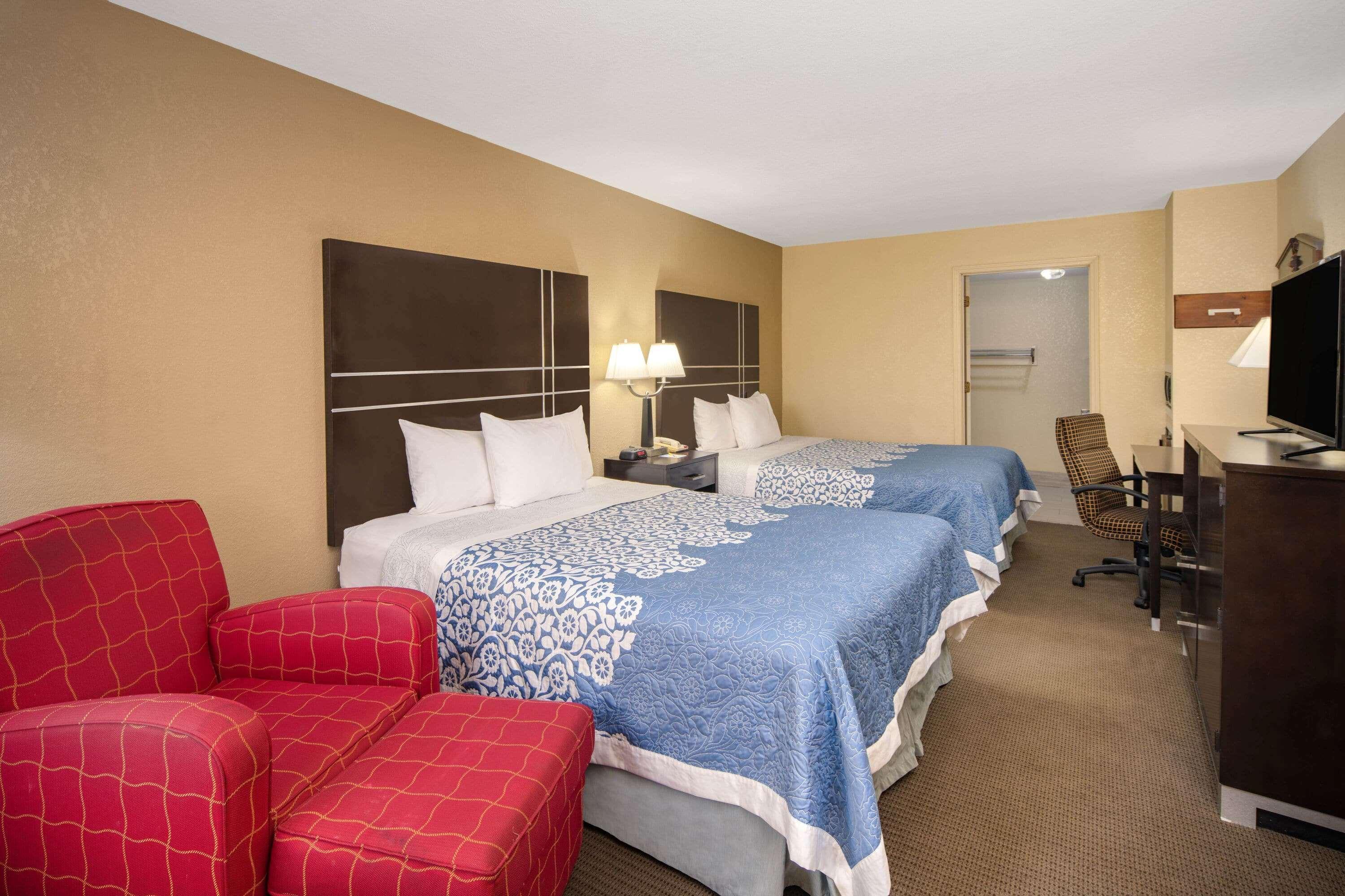 Days Inn By Wyndham Thomaston Экстерьер фото