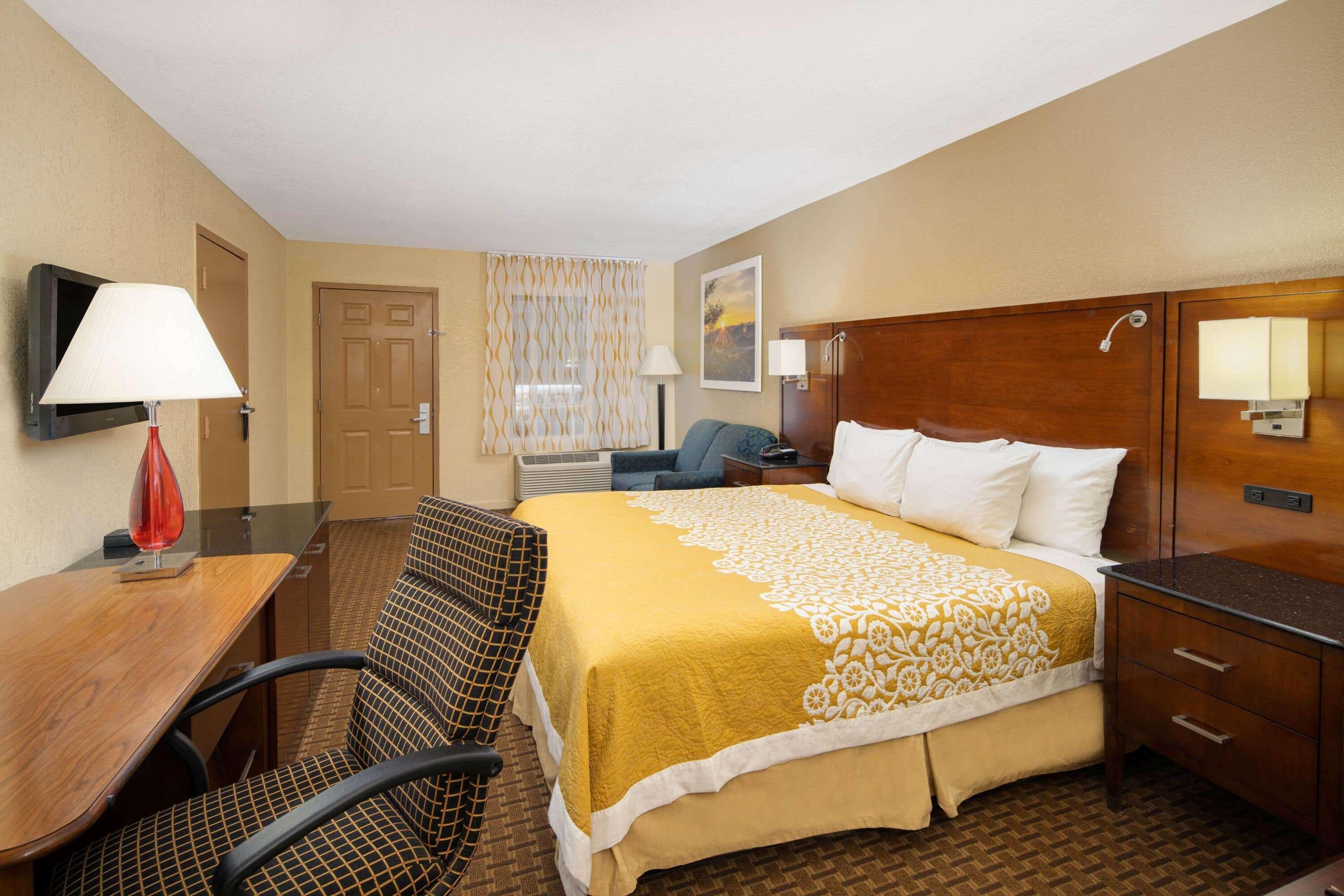 Days Inn By Wyndham Thomaston Экстерьер фото