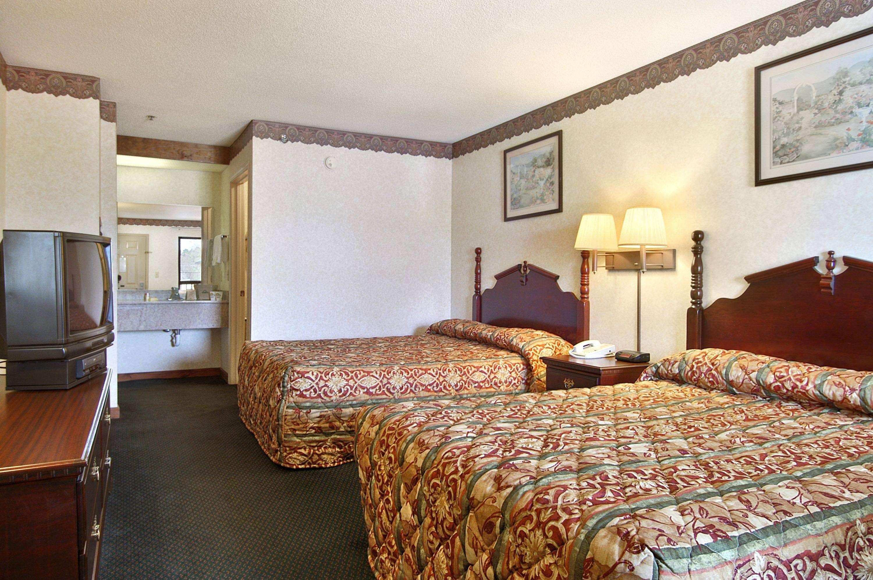 Days Inn By Wyndham Thomaston Экстерьер фото