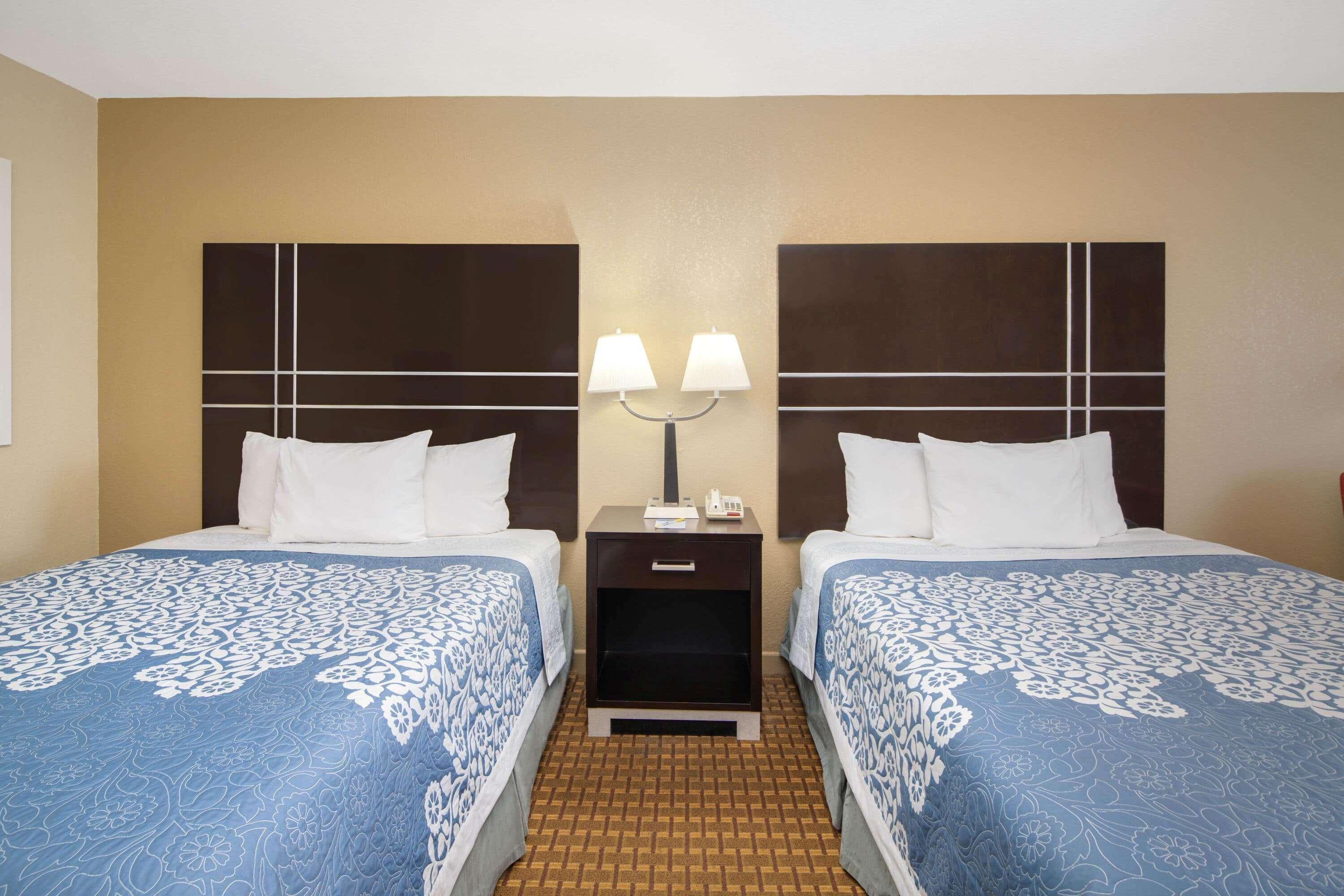Days Inn By Wyndham Thomaston Экстерьер фото