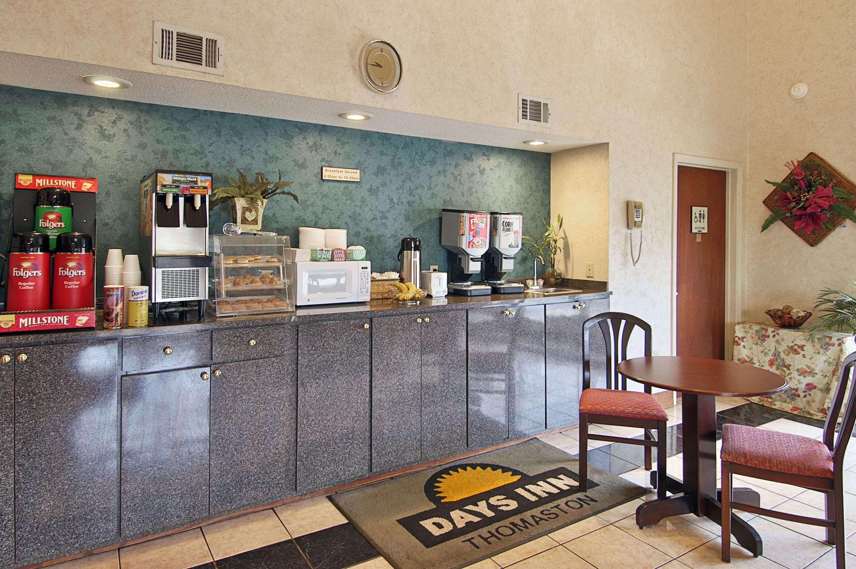 Days Inn By Wyndham Thomaston Экстерьер фото