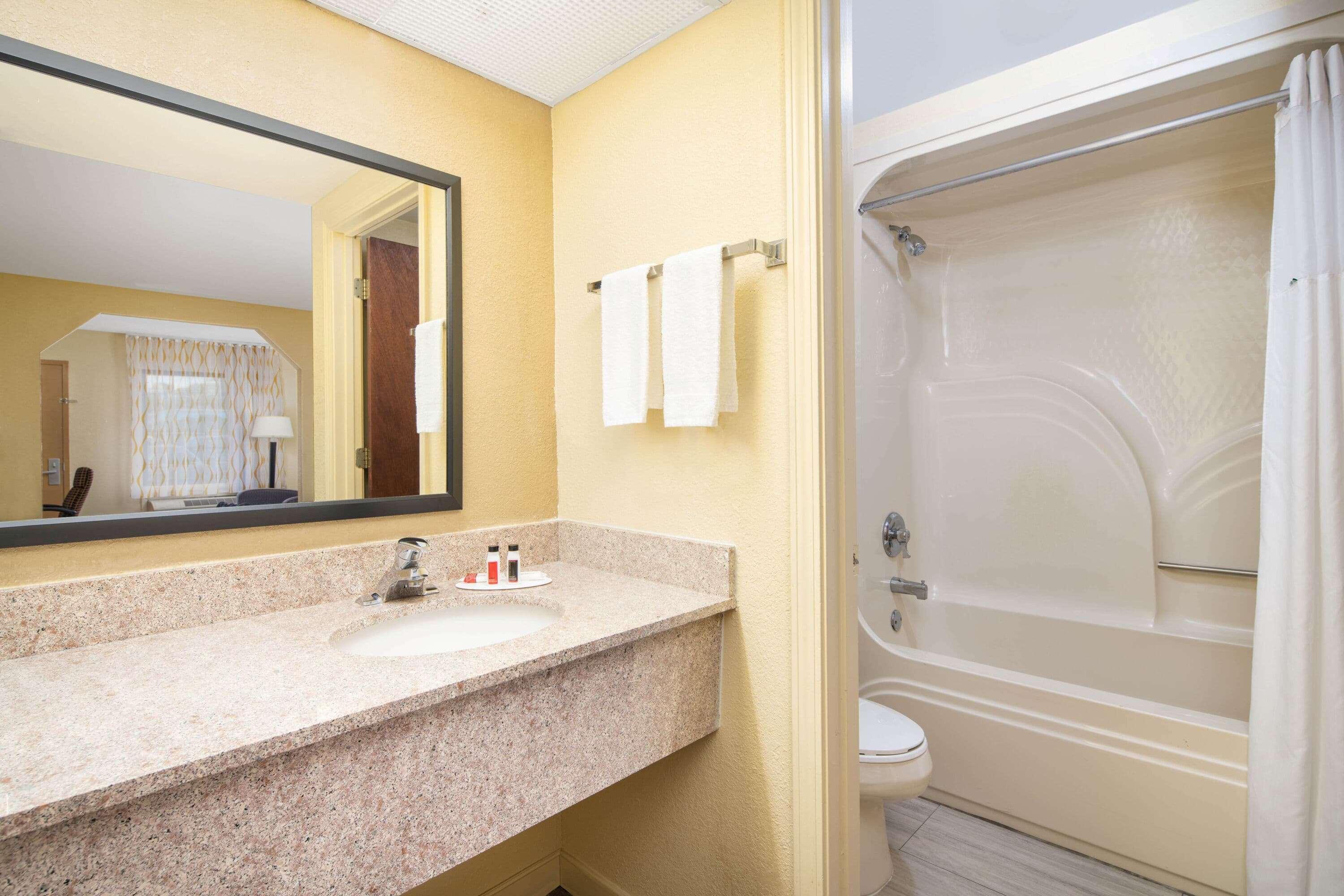 Days Inn By Wyndham Thomaston Экстерьер фото