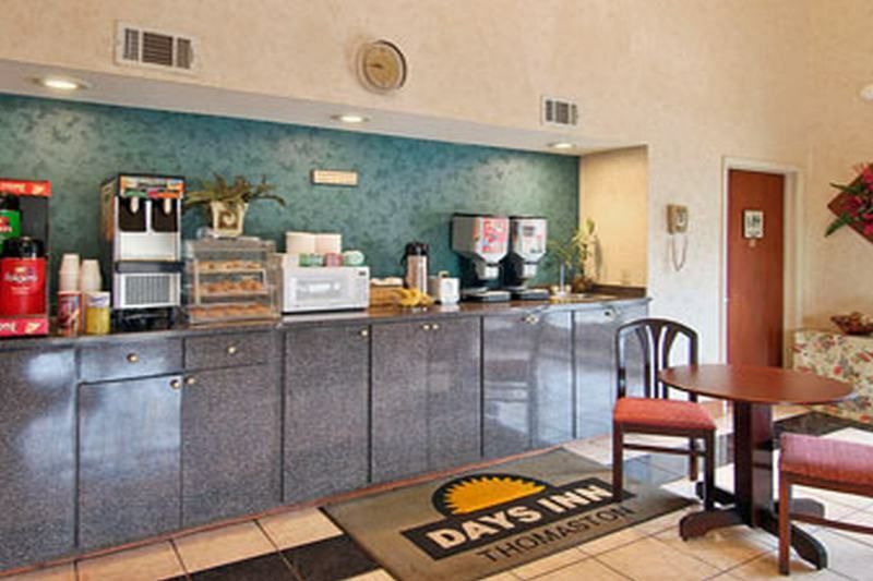 Days Inn By Wyndham Thomaston Экстерьер фото